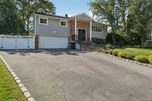 12 Wesleyan Rd, Smithtown, NY, 11787-3013 | Card Image