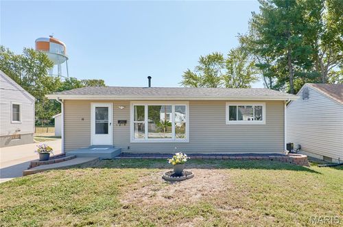 18 White Dr, Saint Louis, MO, 63135-1135 | Card Image