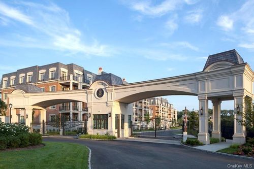 6204-6000 Royal Ct, North Hills, NY, 11040-2614 | Card Image
