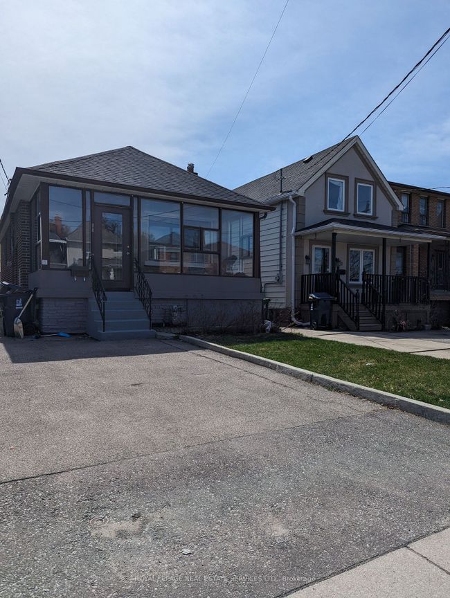 109 Bowie Ave, House other with 2 bedrooms, 2 bathrooms and 1 parking in York ON | Image 2