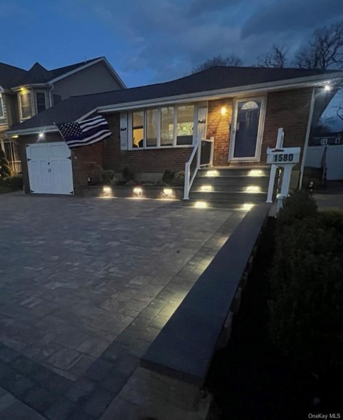 1580 N Jerusalem Rd, Merrick, NY, 11566-1210 | Card Image