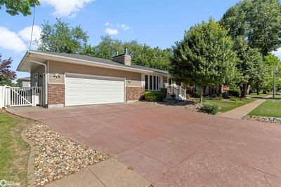 824 Easy Street, Home with 4 bedrooms, 2 bathrooms and 4 parking in Burlington IA | Image 2