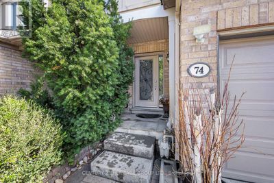 74 Lander Cres, Townhouse with 4 bedrooms, 4 bathrooms and 3 parking in Vaughan ON | Image 2