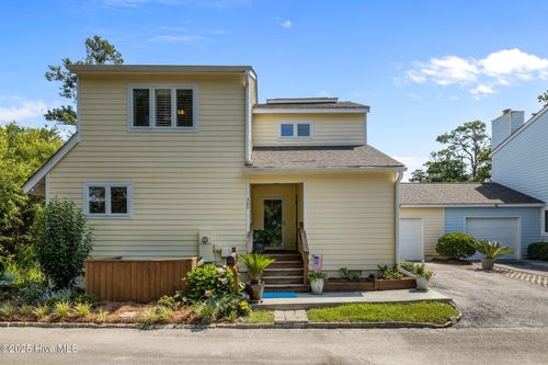 300 Mcginnis Dr, Pine Knoll Shores, NC, 28512-6319 | Card Image