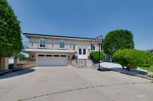 724 N Plamondon Dr, Addison, IL, 60101-1937 | Card Image