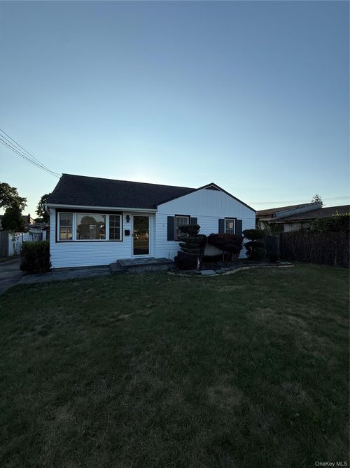 61 Wall St, Farmingdale, NY, 11735-3851 | Card Image