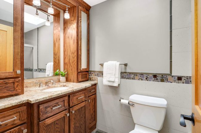 An additional full bathroom is located near the other 2 bedrooms in the Upper Level. | Image 20