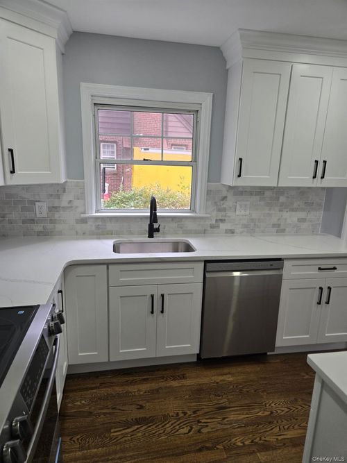 321 Oakford St, West Hempstead, NY, 11552-3220 | Card Image