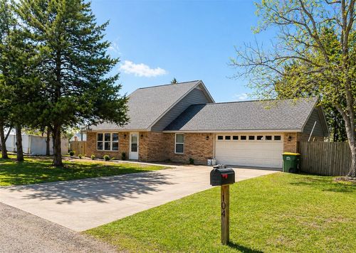 104 Cedar Creek Dr, Groesbeck, TX, 76642-1934 | Card Image