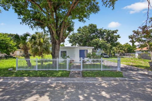 1181 W 32nd St, Riviera Beach, FL, 33404-3557 | Card Image
