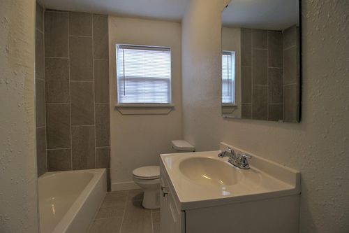 1004 Ne 19th St, Oklahoma City, OK, 73111-1014 | Card Image