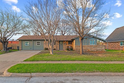 614 Greenbrook Ln, Grand Prairie, TX, 75052-5040 | Card Image