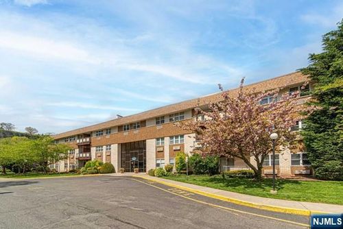 1111 River Rd, Edgewater, NJ, 07020-1335 | Card Image