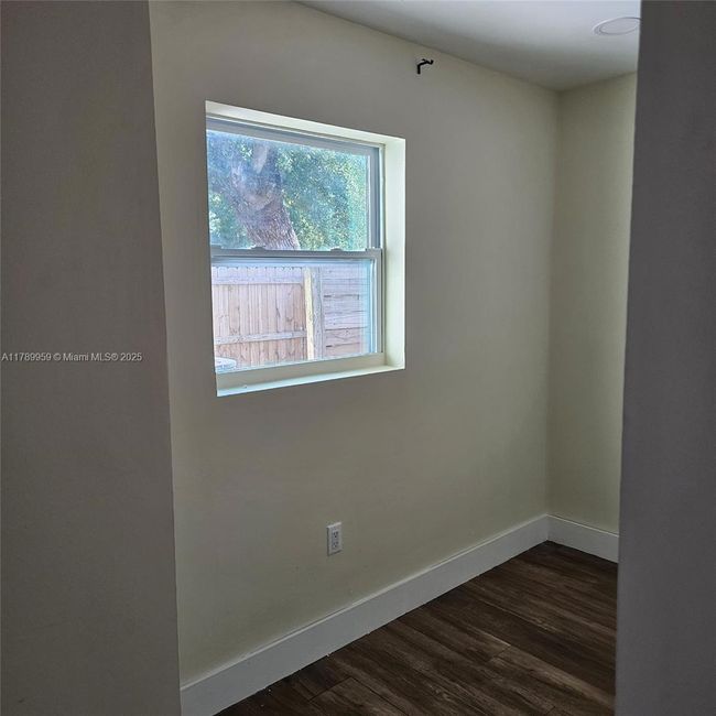 1425 Sw 33 Rd Ct, House other with 2 bedrooms, 2 bathrooms and null parking in Fort Lauderdale FL | Image 7