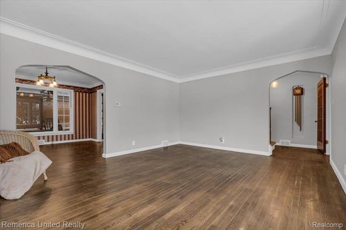 27510 California Dr Se, Lathrup Village, MI, 48076-3512 | Card Image