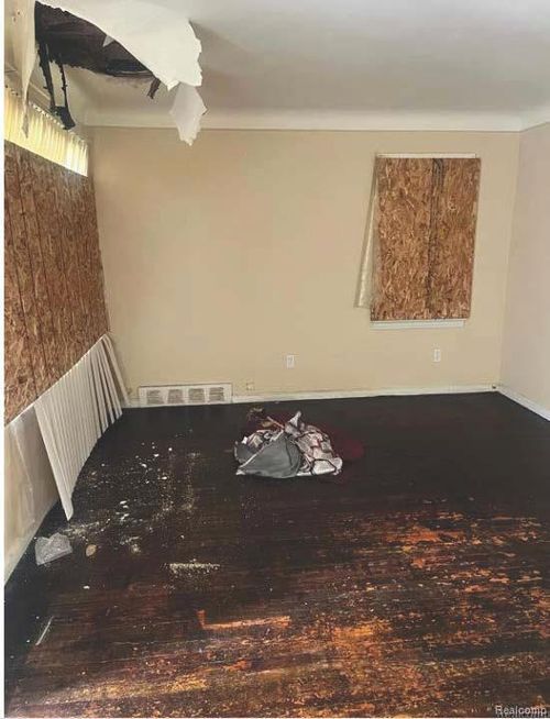 19338 Waltham St, Detroit, MI, 48205-2125 | Card Image