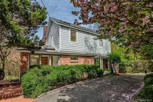 81 Old Post Rd, East Setauket, NY, 11733-3717 | Card Image
