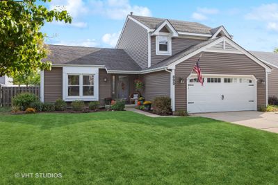 899 Boxwood Drive, House other with 3 bedrooms, 2 bathrooms and 2 parking in Crystal Lake IL | Image 1