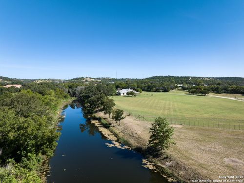 530 Westway Dr, Kerrville, TX, 78028-7242 | Card Image