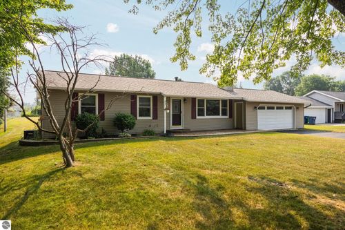 856 Meadow Dr, Traverse City, MI, 49685-9356 | Card Image