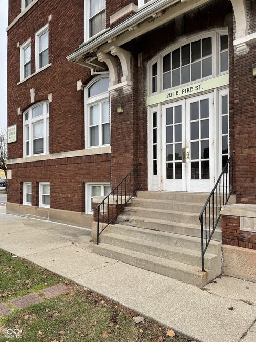 307-201 E Pike St, Crawfordsville, IN, 47933-2548 | Card Image