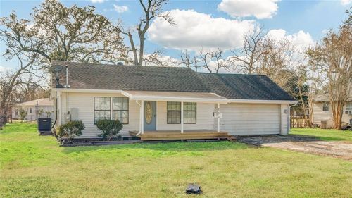 200 Riley Rd, Clute, TX, 77531-3334 | Card Image