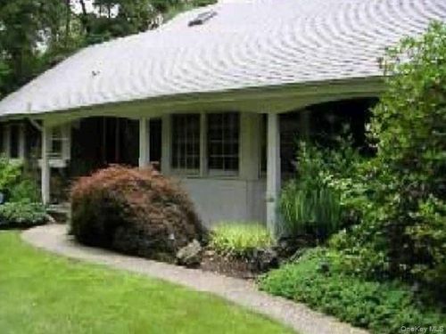27 Spinning Wheel Lane, Huntington, NY, 11746 | Card Image