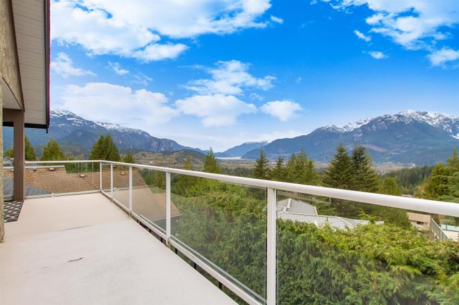 1007 Tobermory Way, House other with 4 bedrooms, 3 bathrooms and 5 parking in Squamish BC | Image 8