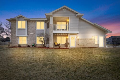 6940 S Rolling Meadows Ct, Oak Creek, WI, 53154-1674 | Card Image