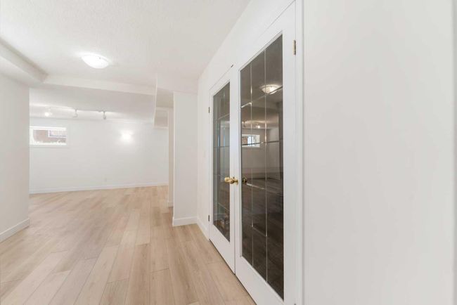 919 Shawnee Dr Sw, House other with 5 bedrooms, 4 bathrooms and 4 parking in Calgary AB | Image 41
