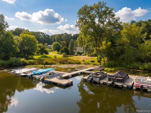 8700 Hillsdale Dr, Gregory, MI, 48137-9658 | Card Image