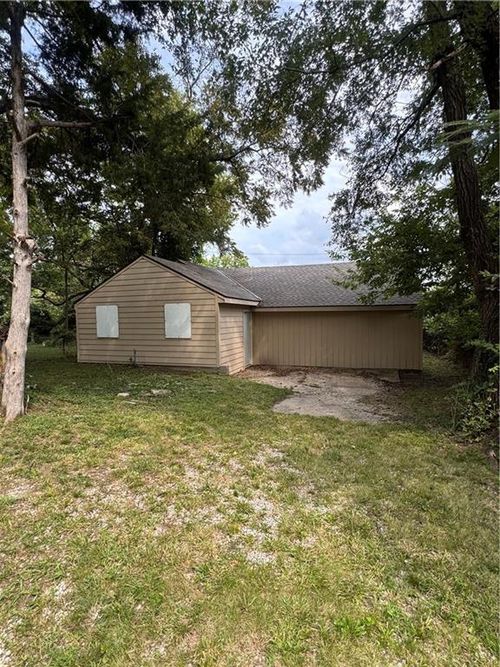 8407 Olive St, Kansas City, MO, 64132-2320 | Card Image
