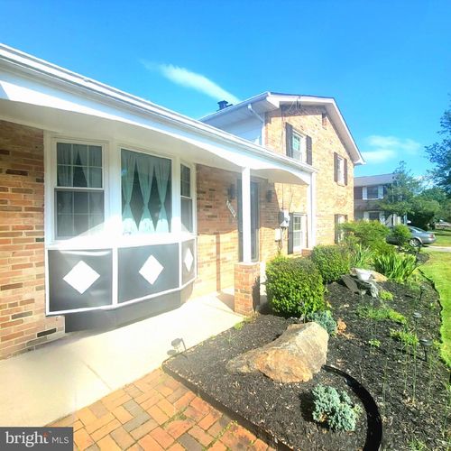 7008 Berkshire Dr, TEMPLE HILLS, MD, 20748-4035 | Card Image