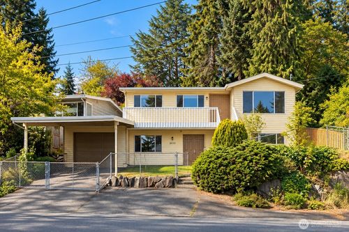 16135 Densmore Ave N, Shoreline, WA, 98133-5828 | Card Image