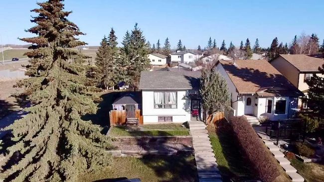 71 Cedardale Mews Sw, Home with 2 bedrooms, 2 bathrooms and 2 parking in Calgary AB | Image 2