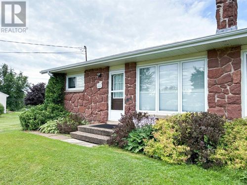 111 Meadowbank Rd, House with 2 bedrooms, 1 bathrooms and null parking in Cornwall PE | Card Image