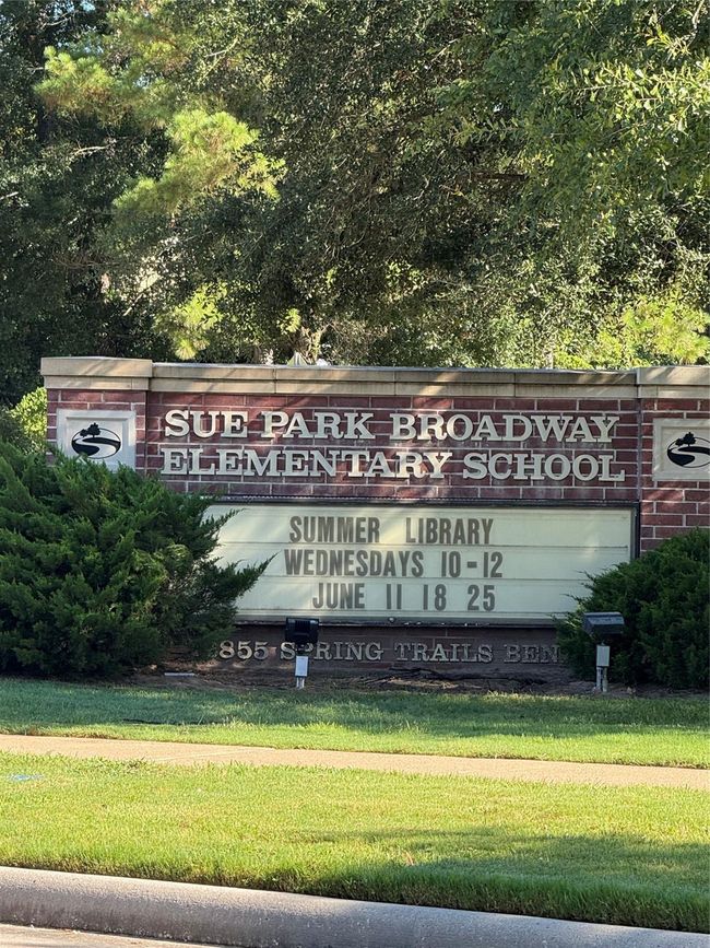 Ideal family home just three blocks from Sue Park Broadway Elementary, perfect for families with young children. | Image 31
