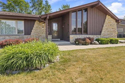 13885 W Crawford Drive, New Berlin, WI, 53151 | Card Image