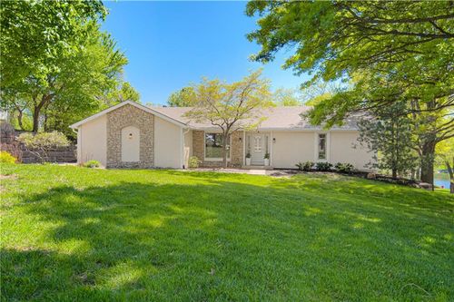 5801 W 164th St, Stilwell, KS, 66085-9182 | Card Image