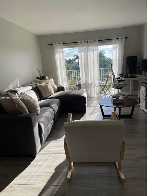 apt-305-5221 Geneva Way, Doral, FL, 33166-4621 | Card Image