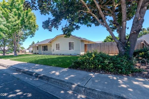 1104 Coachman Dr, Central Point, OR, 97502-4813 | Card Image