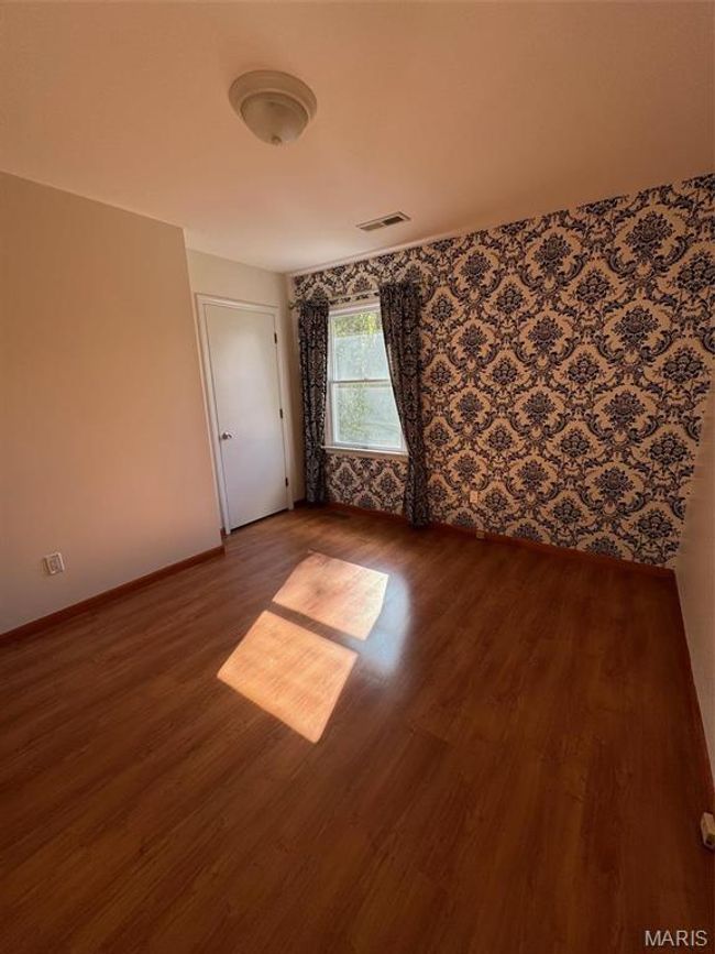 bedroom with hardwood laminate flooring | Image 31