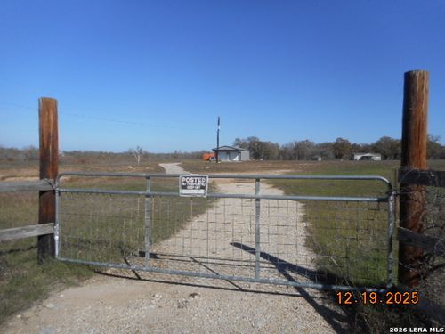 368 Old Colony Rd, Seguin, TX, 78155-3466 | Card Image