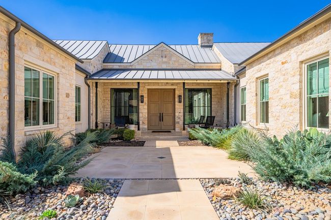 705 W Creek St, Home with 3 bedrooms, 5 bathrooms and 3 parking in Fredericksburg TX | Image 7
