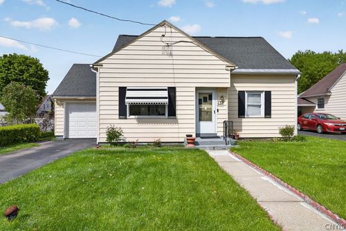132 Brace St, Syracuse, NY, 13208-1702 | Card Image
