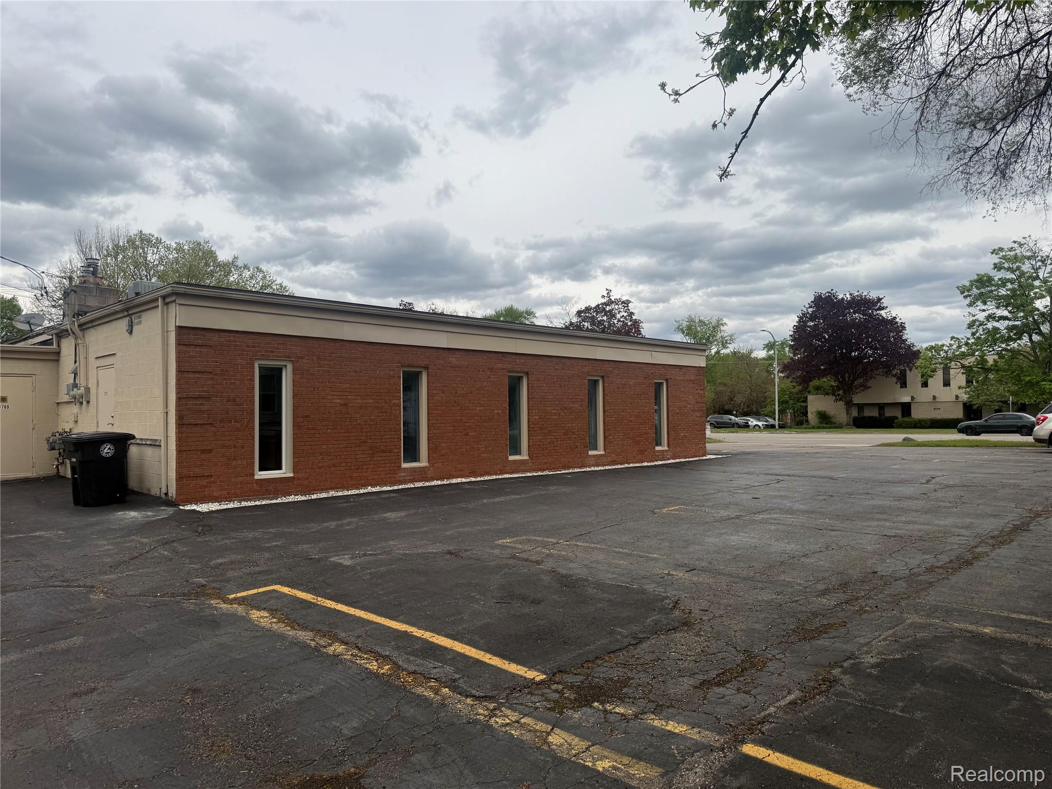 Commercial Lease in Livonia 2