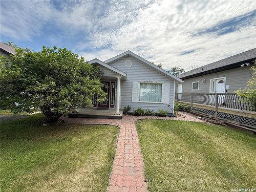 221 1st Avenue W, Kindersley, SK, S0L1S0 | Card Image