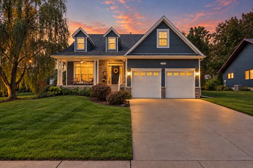 1776 Hollow View Dr, Bettendorf, IA, 52722-3912 | Card Image