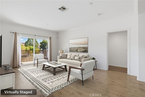 203-9610 Zelzah Ave, Northridge, CA, 91325-3944 | Card Image