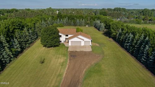 9330 Paige Dr, Bismarck, ND, 58503-6477 | Card Image